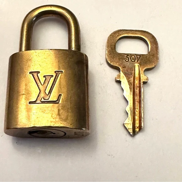 Louis Vuitton Lock - 307 - Picture 1 of 2